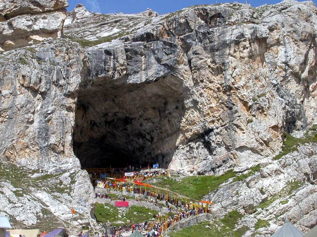 Amarnath yatra, one of the most valued pilgrimage in Hinduism. If you are planning to go to Amarnath Yatra, then here are few useful tips, do's and don'ts and things to carry for a safe and sound journey.